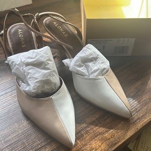 Alohas Cinderella leather pumps.